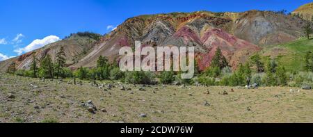 Blick auf unwirklich schöne bunte Lehmklippen im Altai-Gebirge, Russland Stockfoto