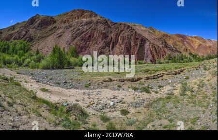 Blick auf unwirklich schöne bunte Lehmklippen im Altai-Gebirge, Russland Stockfoto