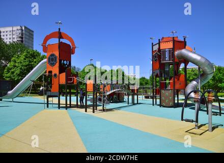 Moskau, Russland - 22. Mai. 2018. Spielplatz für Kinder im Park Sadovniki im südlichen Landkreis Stockfoto