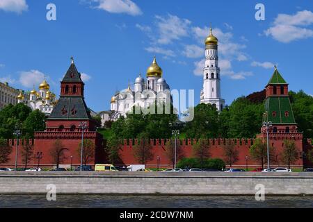 Moskau, Russland - 12. Mai. 2018. Orthodoxe Kirchen und Kremlmauer Stockfoto