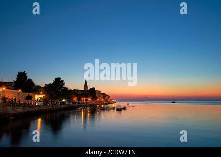 Historische Altstadt von Porec an der kroatischen Küste in Der Abend Stockfoto
