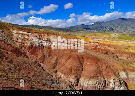 Blick auf unwirklich schöne bunte Lehmklippen im Altai-Gebirge, Russland Stockfoto