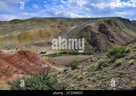 Blick auf unwirklich schöne bunte Lehmklippen im Altai-Gebirge, Russland Stockfoto