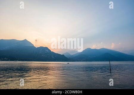 Sonnenuntergang und Dämmerung am Comer See in Italien. Malerische Alpen. Stockfoto