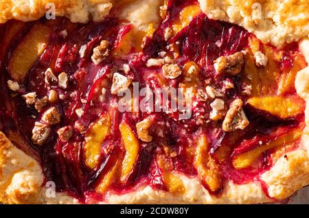 Nahaufnahme Blick auf hausgemachten Pflaumenkuchen. Galette mit Zucker. Draufsicht. Stockfoto
