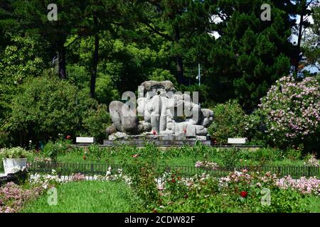 Sotschi, Russland - 5. Juni. 2018. Skulptur Adam und Eva im Arboretum Stockfoto