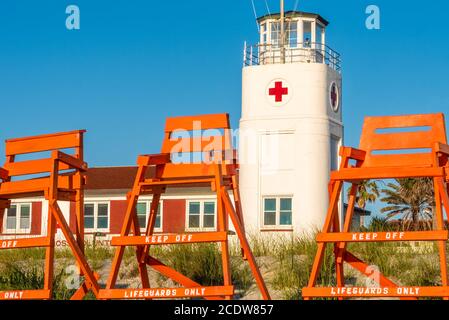 Rettungsschwimmer Stühle am Strand vor dem American Red Cross Volunteer Life Saving Corps Gebäude in Jacksonville Beach, Florida. (USA) Stockfoto