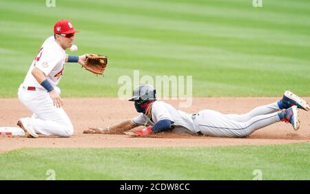 St. Louis, USA. August 2020. Cleveland Indians Francisco Lindor rutscht sicher in die zweite Basis, da St. Louis Cardinals Tommy Edman den Wurf von Catcher Yadier Molina, im Inning Sixth Inning im Busch Stadium in St. Louis am Samstag, 29. August 2020, nicht aushalten kann.Foto von Bill Greenblatt/UPI Stockfoto