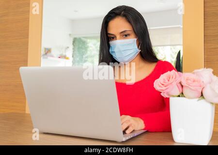 Schöne lateinische Frau Leitung Home Office Stockfoto