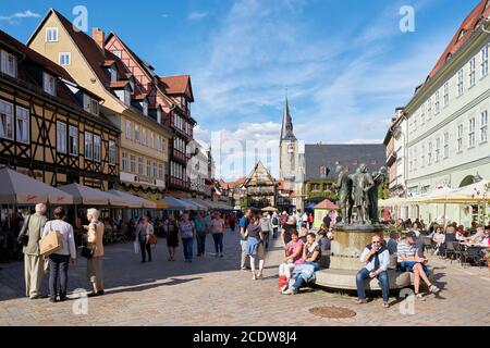 Touristen auf dem Marktplatz der mittelalterlichen Altstadt Von Quedlinburg in Deutschland Stockfoto