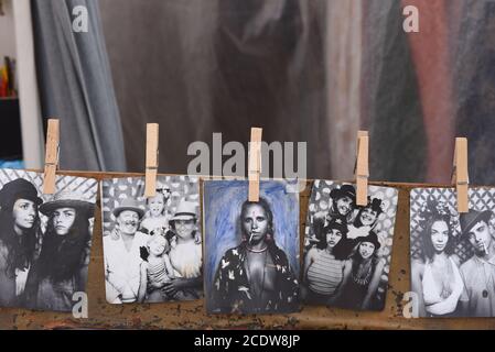 Sant Carles De Peralta, Spanien. August 2020. Fotos gesehen auf dem Hippiemarkt Las Dalias der Markt Las Dalias wurde von einem Landwirt und einem Zimmermann eröffnet, der die ländliche Atmosphäre´s Dorfes erneuern wollte.Er beherbergt bis zu 200 Verkaufsstände. Es hat seinen Ursprung in der berühmten Straßenbar Las Dalias, die 1955 eröffnet wurde. Es ist einer der berühmtesten Märkte auf Ibiza. Kredit: SOPA Images Limited/Alamy Live Nachrichten Stockfoto