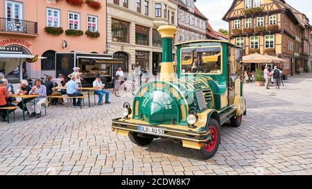 Touristen während einer Stadtrundfahrt durch die Altstadt von Quedlinburg mit einer Lokomotive Stockfoto