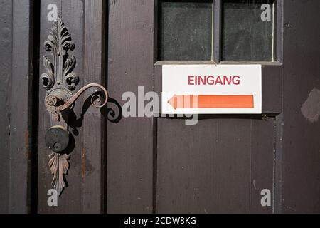 Schild an einer Haustür mit der Aufschrift Eingang in Die Altstadt von Quedlinburg Stockfoto