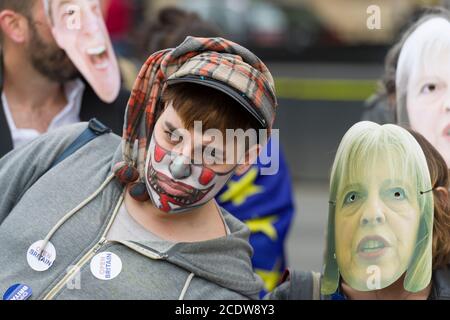 Anti-Brexit-Demonstranten vor dem Parlament protestieren gegen die heutige Ankündigung von Artikel 50, dem offiziellen Beginn des zweijährigen Prozesses für Großbritannien, die Europäische Union zu verlassen. Houses of Parliament, London, Großbritannien. März 2017, 29 Stockfoto