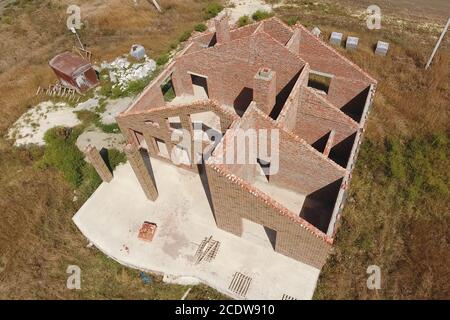 Das Haus ist aus rotem Backstein gebaut. Die Wände des Hauses sind eine Ansicht von oben Stockfoto