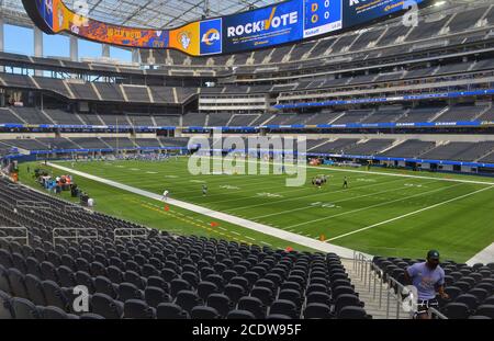 Inglewood, Usa. August 2020. Die Los Angeles Rams halten ihre zweite und letzte 2020 Vorsaison Scrimmage im SoFi Stadium, inmitten mehr als 70,000 leere Sitze und Menschenmengen Lärm spielen aus dem Sound-System in Inglewood, Kalifornien am Samstag, 29. August 2020. Foto von Jim Ruymen/UPI Kredit: UPI/Alamy Live Nachrichten Stockfoto