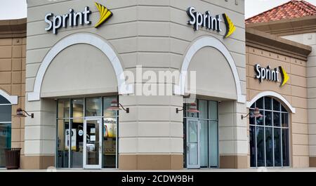 Houston, Texas/USA 03/25/2020: Sprint Store Exterior in Houston, TX. Gegründet 1899 ist es heute im Besitz von T-Mobile. Stockfoto