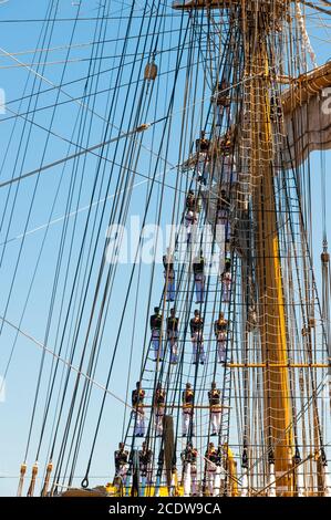 Kadetten-Zeremonie zur Begrüßung des Kommandanten auf dem Boot das Trainingsschiff der italienischen Marine 'AMERIGO VESPUCCI' im Hafen von Taranto, Italien Stockfoto