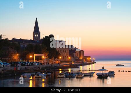 Blick auf die Altstadt von Porec in Kroatien in den Abend Stockfoto