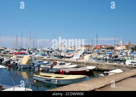 Marina mit vielen Schiffen vor der Altstadt Von Porec in Kroatien Stockfoto