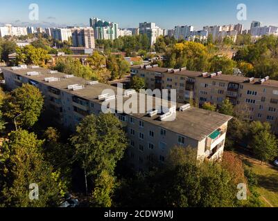 Schlafbereich von Selenograd mit alten und neuen Häusern Stockfoto