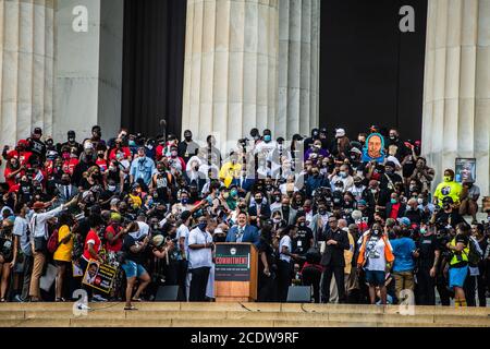 Washington, DC, USA. August 2020. WASHINGTON D.C. - 28. AUGUST: Martin Luther King III. Spricht vor dem Lincoln Memorial als Teil des "Commitment March, Get Your Knee Off Our Necks" anlässlich des 57. Jahrestages von Martin Luther Kings "I have A Dream" Rede während des Marsches auf Washington am 28. August 2020 in Washington, DC (Foto von Chris Tuite/ImageSPACE) Credit: Imagespace/Alamy Live News Stockfoto