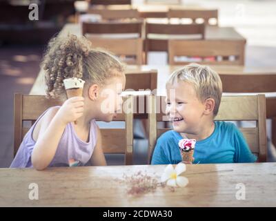Kinder essen Eis Stockfoto