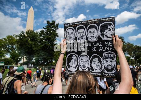 Washington, DC, USA. August 2020. WASHINGTON D.C. - 28. AUGUST: Protestierenden marschieren im Rahmen des "Commitment March, get your Knee off our necks" anlässlich des 57. Jahrestages von Martin Luther Kings "I have A Dream" Rede während des Marsches auf Washington am 28. August 2020 in Washington, DC (Foto: Chris Tuite/ImageSPACE) Quelle: Imagespace/Alamy Live News Stockfoto