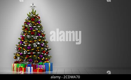 Geschmückter weihnachtsbaum mit Geschenkschachteln im dunklen Raum Stockfoto