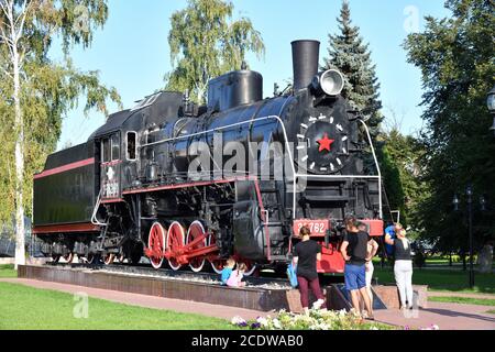 Woronesch, Russland - August 23. 2018. Denkmal der Lokomotive der E-Serie im Park beim Bahnhof Stockfoto