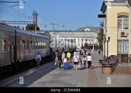 Woronesch, Russland - August 23. 2018. Zug RZD am Bahnhof Voronezh-1 Stockfoto
