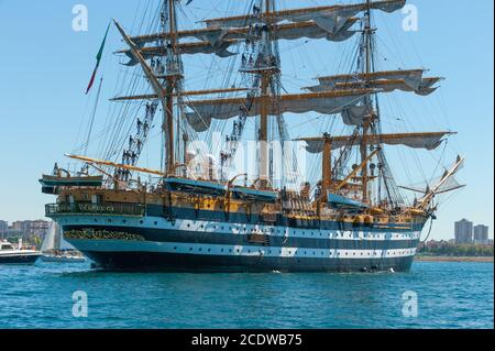 Das Ausbildungsschiff der italienischen Marine 'AMERIGO VESPUCCI' im Hafen von Taranto, Italien Stockfoto