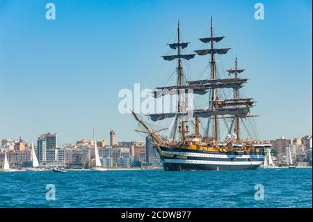 Das Ausbildungsschiff der italienischen Marine 'AMERIGO VESPUCCI' im Hafen von Taranto, Italien Stockfoto