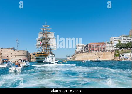 Sportboote begrüßen das Trainingsschiff der italienischen Marine 'AMERIGO VESPUCCI' im Hafen von Taranto, Italien Stockfoto