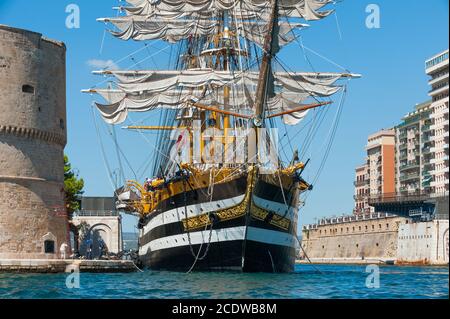 Das Ausbildungsschiff der italienischen Marine 'AMERIGO VESPUCCI' im Hafen von Taranto, Italien Stockfoto