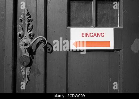 Schild mit dem Wort Eingang an einer Tür in der Altstadt von Quedlinburg Stockfoto