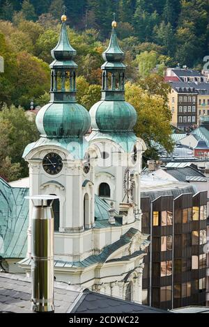 Die Kirche der Heiligen Maria Magdalena in der Altstadt von Karlovy Vary in der Tschechischen Republik Stockfoto