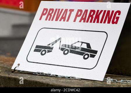 Schild auf einem privaten Parkplatz im Stadtzentrum Karlovy Vary in der Tschechischen Republik Stockfoto