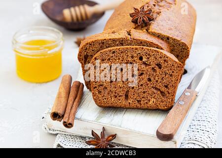 Würziger Honigkuchen mit Zimt und Anisstern auf hellgrauem Hintergrund. Honigkuchen für Rosh Hashanah. Stockfoto