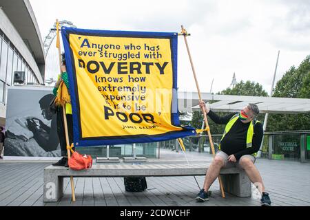 SOUTHBANK LONDON, GROSSBRITANNIEN - 29. AUGUST 2020 . Mitarbeiter aus Londoner Galerien, die von der( PCS) unterstützt werden Öffentliche und kommerzielle Dienstleistungsgewerkschaft protestieren gegen Pläne, Arbeitsplätze und schlechte Bezahlung außerhalb des Southbank-Zentrums wegen finanzieller Folgen des Covid-19-Coronavirus zu kürzen.Tate-Mitarbeiter haben auf unbestimmte Zeit streikt, um die 313 Arbeitsplätze bei Tate Enterprises zu retten. Kredit: amer ghazzal/Alamy Live Nachrichten Stockfoto