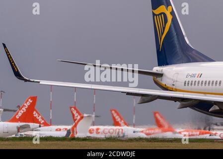 London Southend Airport, Essex, Großbritannien. August 2020. Die Tage von easyJet am Londoner Flughafen Southend zählen nach der Ankündigung, dass die Billigfluggesellschaft ihre Basis am Flughafen Essex aufgrund des Reiseabschwungs COVID-19 schließen wird, mit dem Verlust vieler Arbeitsplätze. Ryanair bleibt in Southend, wie man es nach Korfu sieht. Viele überschüssige easyJet-Flugzeuge werden in Southend gelagert Stockfoto