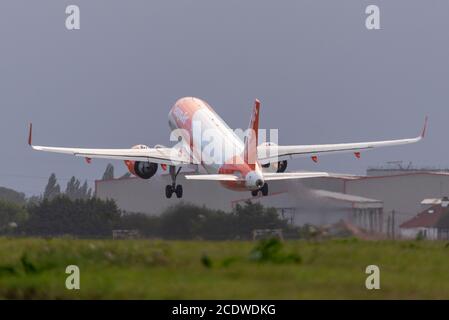 London Southend Airport, Essex, Großbritannien. August 2020. Die Tage von easyJet am Londoner Flughafen Southend zählen nach der Ankündigung, dass die Billigfluggesellschaft ihre Basis am Flughafen Essex aufgrund des Reiseabschwungs COVID-19 schließen wird, mit dem Verlust vieler Arbeitsplätze. Die easyJet-Flugnummer U27361 nach Faro, Portugal mit Abflug um 07:00 Uhr ist die letzte Verbindung zu diesem Ziel. Die letzten easyJet-Flüge ab Southend finden am Montag, den 31. August statt Stockfoto