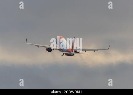 London Southend Airport, Essex, Großbritannien. August 2020. Die Tage von easyJet am Londoner Flughafen Southend zählen nach der Ankündigung, dass die Billigfluggesellschaft ihre Basis am Flughafen Essex aufgrund des Reiseabschwungs COVID-19 schließen wird, mit dem Verlust vieler Arbeitsplätze. Die easyJet-Flugnummer U27361 nach Faro, Portugal mit Abflug um 07:00 Uhr ist die letzte Verbindung zu diesem Ziel. Die letzten easyJet-Flüge ab Southend finden am Montag, den 31. August statt Stockfoto