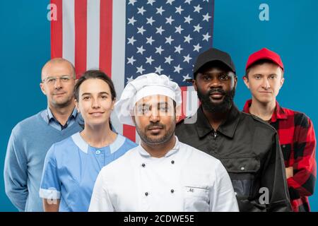 Multikulturelle Gruppe von jungen zeitgenössischen Männern und Frauen verschiedener Berufe Stockfoto