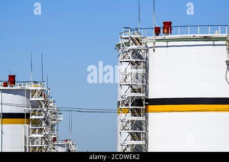 Füllen Sie den vertikalen Stahl auf. Lagerkapazitäten für Ölprodukte Stockfoto