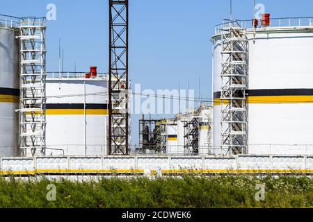 Füllen Sie den vertikalen Stahl auf. Lagerkapazitäten für Ölprodukte Stockfoto