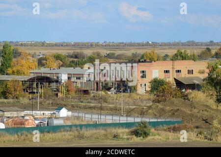 Alte verlassene Gebäude der ehemaligen Fabrik und Lagerhallen. Die zerstörte Ölfabrik. Sowjetisches Erbe. Altes Ziegelgebäude Stockfoto