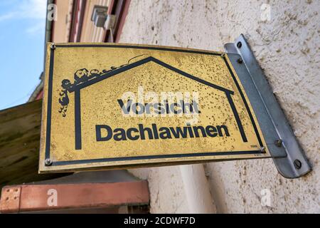 Schild mit der Aufschrift Vorsicht Dach Lawinen auf einem Haus In Braunlage im Harz in Deutschland Stockfoto