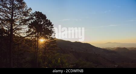 Erstaunliche Berglandschaft mit Sonnenaufgängen am Himmel, natürliche Outdoor-Reise Hintergrund. Beauty-Welt. Stockfoto