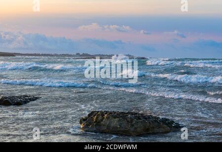 Sturm auf dem Kaspischen Meer bei Baku Stockfoto